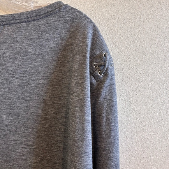 Chico's Zenergy Women's Gray Long Sleeve SZ 1 (Medium) EUC Scoop Neck - Picture 9 of 10